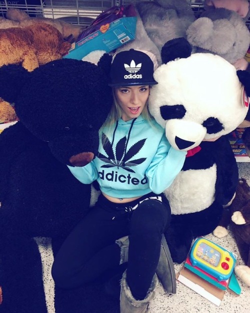 Surrounded by bears #babygirl #adidas #throwback #potd #outfitoftheday #ootd #bears #teddybear #pand