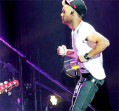 the1dblog:      The way he lifts up his shirt 