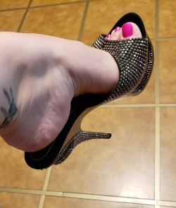 karadeespiggies:I love heels.  #highheelsfetish