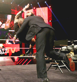 Damn O.O look at those pants squeezing Miz’s