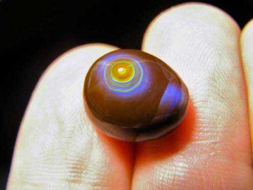 Stunning fire agateThe irridescent effect of the most beautiful of agates is caused by the same phen