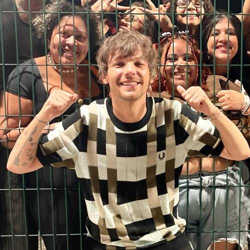 dailytomlinson:Louis with fans after the show in Rio - 27.02