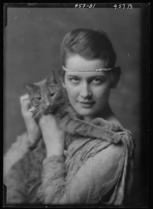 onceuponatown:Women with cats. 1920s. 