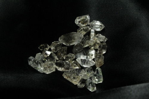 ifuckingloveminerals:  Quartz, Petroleum inclusions Afganistan