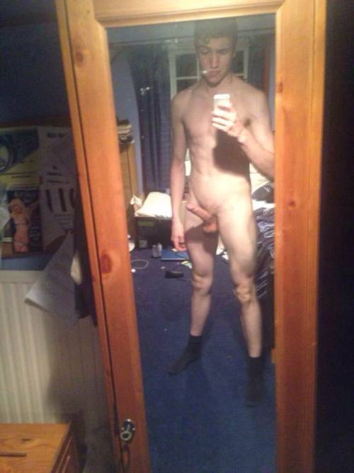 nakedguysfromkik:  Im in love again :)
