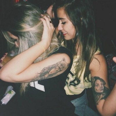 lipstick-lesbian:  ♀♡♀