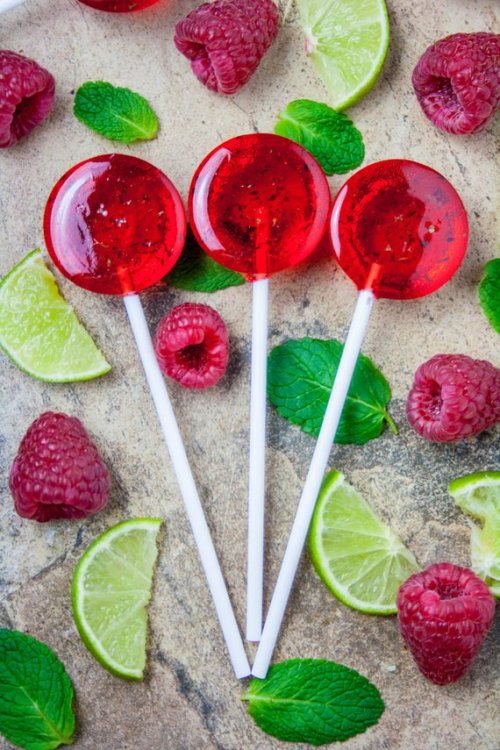 Alcoholic Raspberry Mojito Lollipops //HollyLollies