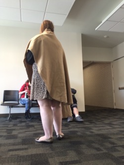 deliriosity:  Some guy “is that a blanket” GIRL: “no its a cape, thank you.”