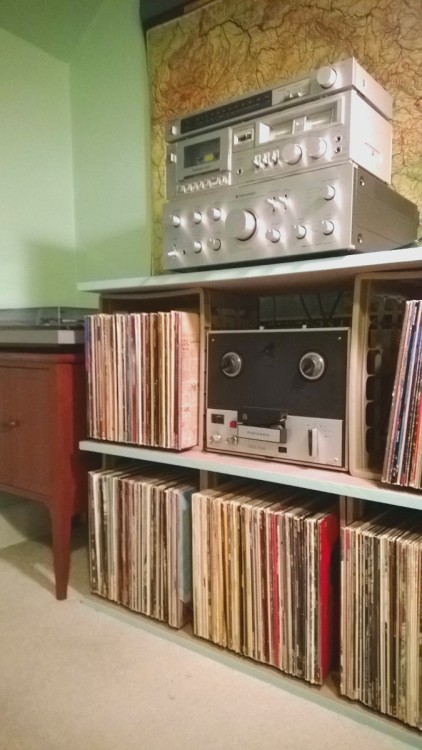 nestofvellum:  Made a record storage cab. Sorta. 