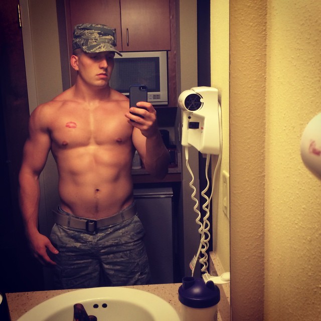 aplethoraofmen:  Military Hair Dryer   Standard issue lol