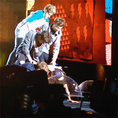 craicthatniall:  niall dragging louis down with him [5-10] 