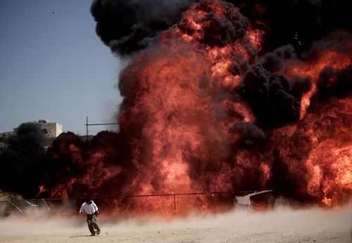 criminalwisdom:   Running from inferno — An Iranian man who was fixing explosives’ wires runs away a