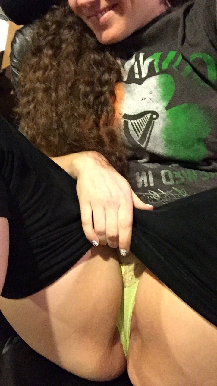 jigglybeanphalange:  I’ve been naughty flashing you! Punish me by smacking my big