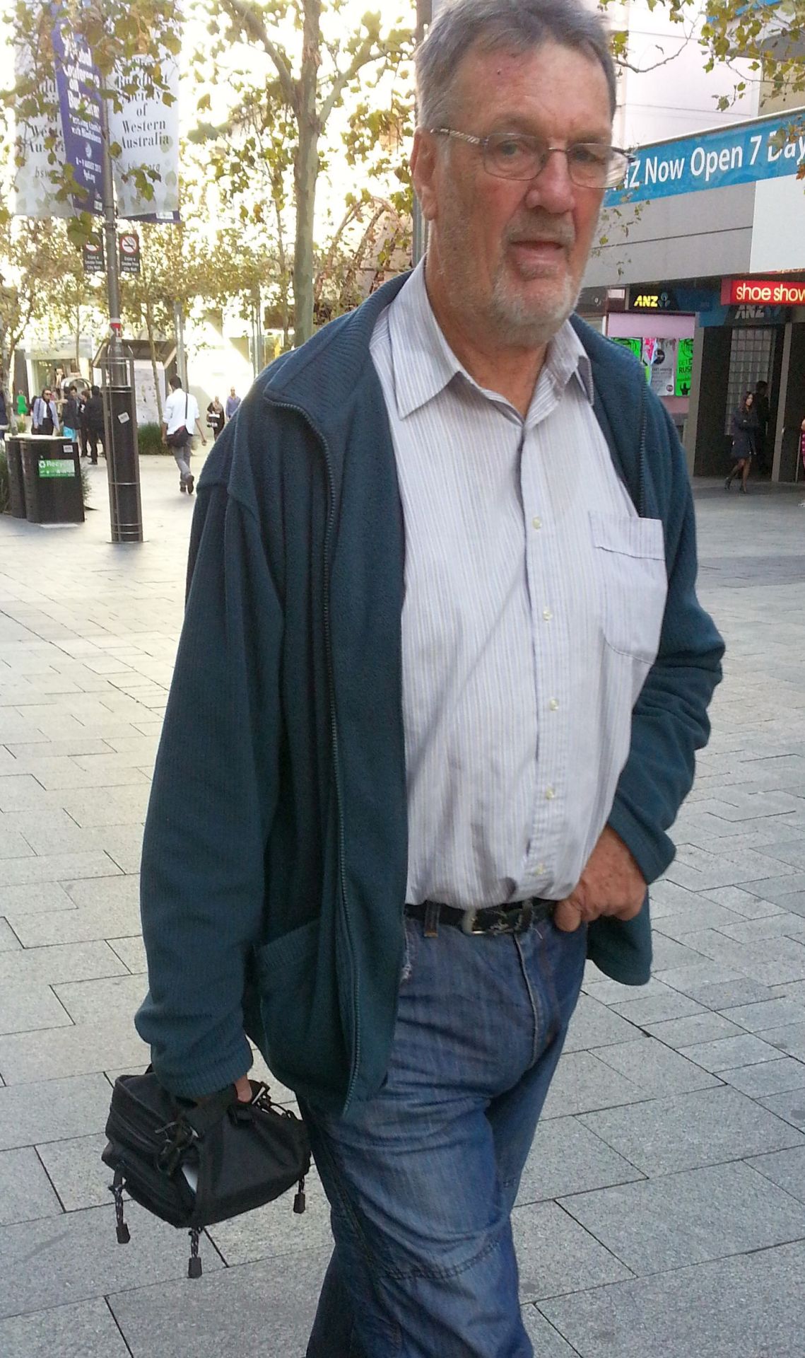 heavybulge:  bulging daddy in the city. as he walked he held onto his jeans upwards,