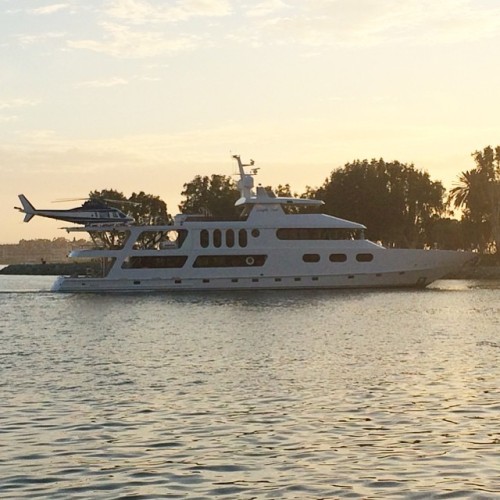oswinstark:  captcrieff:  sirdef:  rdjnews:  thequeenofswagdotcom:  #robertdowneyjr just landed in a helicopter onto this yacht #likeaboss ! #avengers #sdcc #sdcc2014 #ageofultron  July 25, 2014.  And another—     HE STAYS IN CHARACTER UNTIL THE DVD