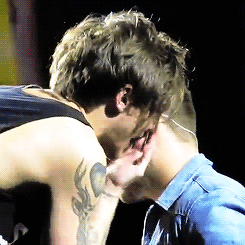 Proof That Louis Still Doesnt Know How To Properly Whisper In Someones Ear. (x)