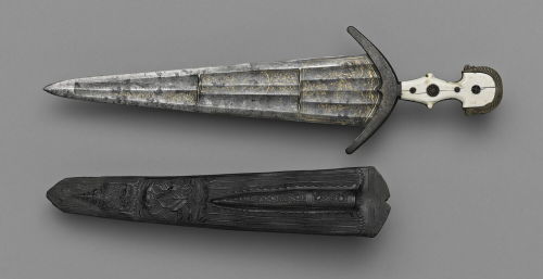 armthearmour: An ivory hilted Cinquedea with a beautifully tooled leather scabbard,OaL: 23.3 in/59.2