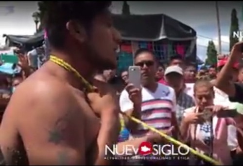 chicosguaposlindos:  Detienen y Desnudan a un Ladrón de celular