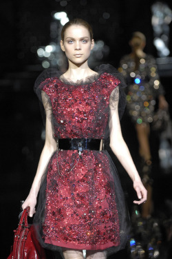 fearmystyle:  Kim Noorda at Dolce &amp; Gabbana FW07 