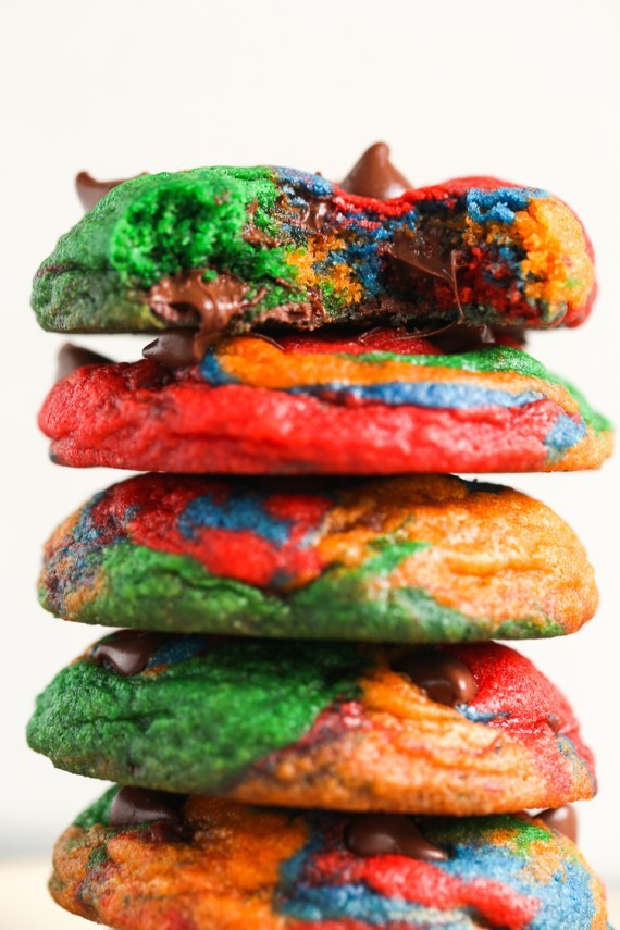 sweetoothgirl:    RAINBOW CHOCOLATE CHIP COOKIES  