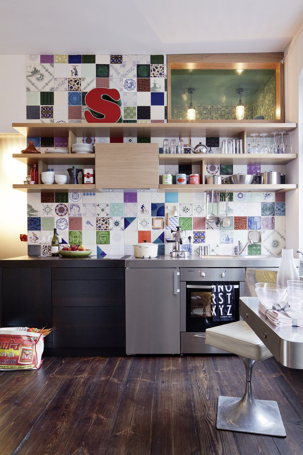 gravityhome:  Tiny apartment in Berlin | photos by Thomas Rusch  Follow Gravity Home: