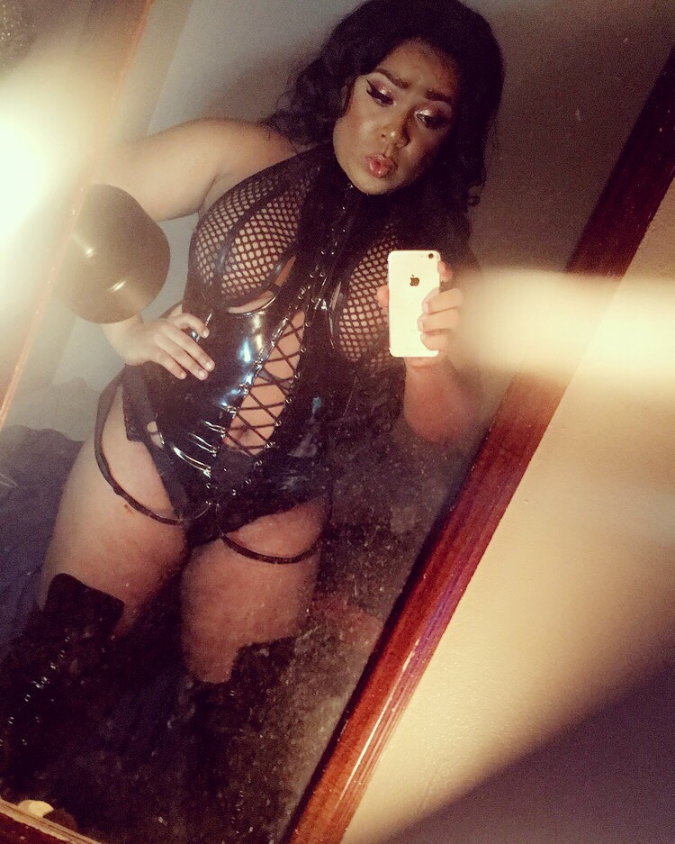 mzmelinababy:Msg me if interested hot young thick vers transgender woman REBLOG