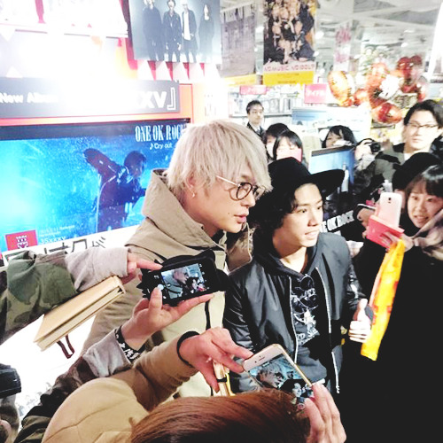 salapaofiles:   ワ ン オ ク TORU and TAKA at 渋 谷 タ ワ レコ！ 