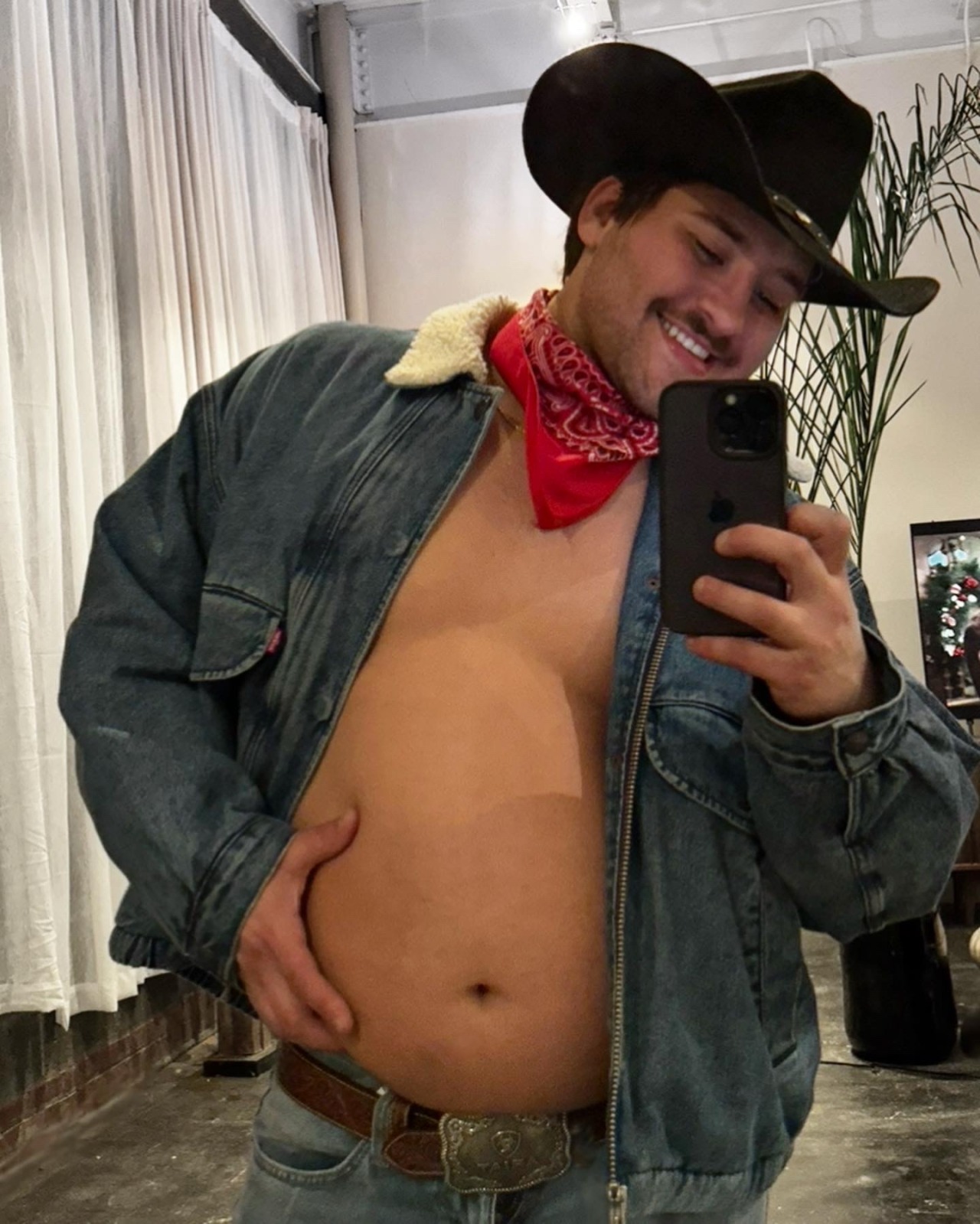 thic-as-thieves:A little late, but some pics from Halloween for y’all 🤠 link in bio for belly play video/pants try on! And lotsss more to come 😈