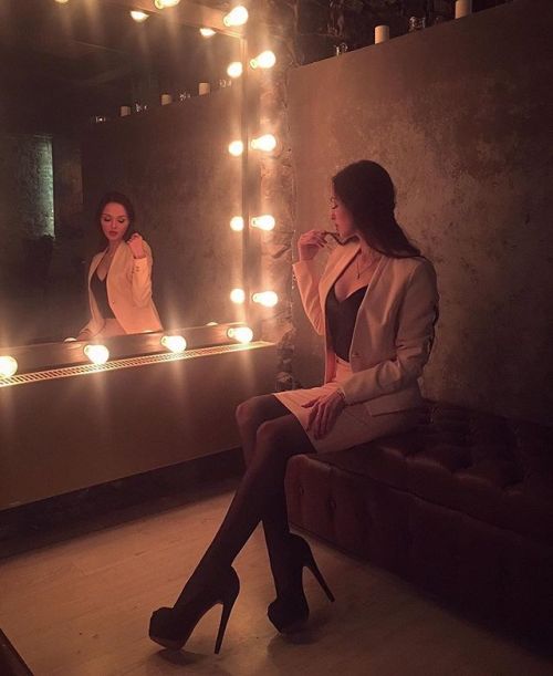 I ❤️ her tight mini skirt and high heels, she has long beautiful legs