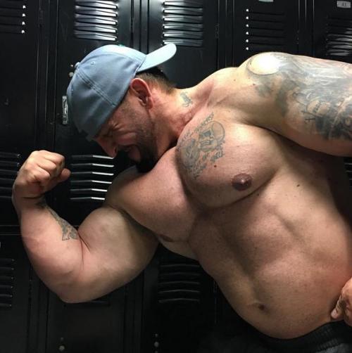 texasbeefmark:  Yes!  Now THIS is a guy who can flex!
