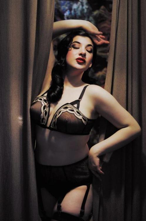 colieco:  (via How to Build the Perfect Vintage Lingerie Collection | The Lingerie Addict)   That gown! 😍😍😍