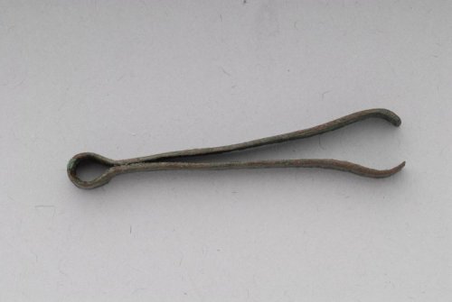 Copper alloy tweezers (Anglo-Saxon, 500s), found in Barham (Suffolk,England).  They are decorated on