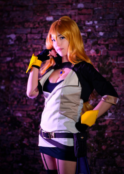 cosplaygirl:  RWBY cosplay: Yang Xiao Long by Adurnah on DeviantArt