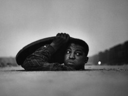 vivipiuomeno:  Gordon Parks ph. - The Invisible Man , Harlem, New York  1952   Invisible man