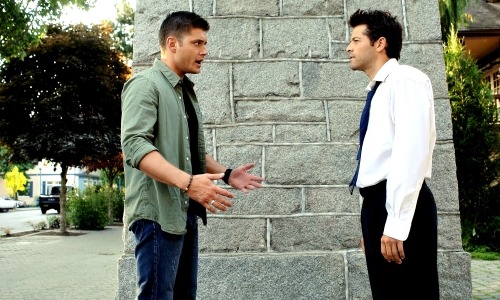 merrymishas:  They both loose a layer of clothing omfg 