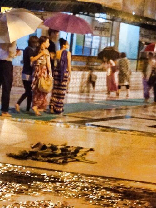 140801 CL and Dara Visited Shwedagon Pagoda in Myanmar Source: @thiritinwinn : @xxhanielkaxx : 