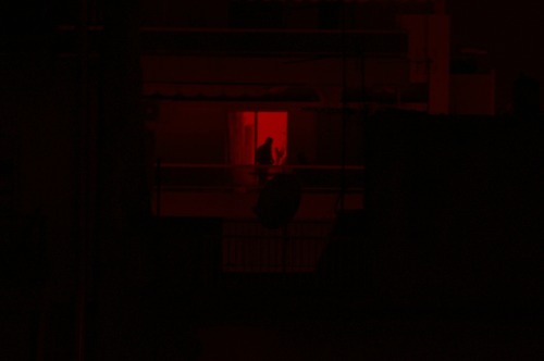 its-too-dark-here:   Βγήκε να κάνει τσιγάρο. 