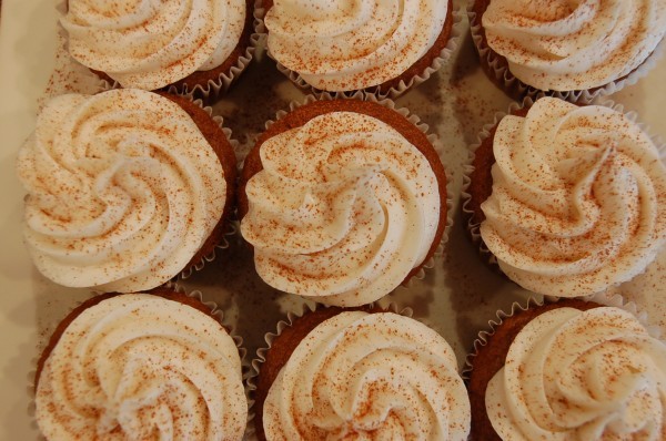 crudo-soy:  mozzerati:  heckyeahvegancupcakes:  Pumpkin Spice Cupcakes with Cream