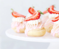 t-okimeki:  (Strawberry Cheesecake Profiteroles)