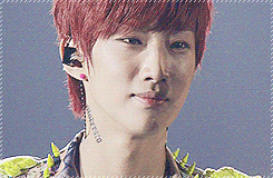 jajauma:  8/∞ All about Jung Jinyoung: The way he holds the mic   