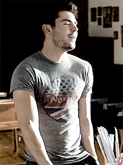 spliffmastergeneral:  AM i TO BELiEVE THAT THiS iS ZAC EFRON THAT DOUCHE FROM HiGH