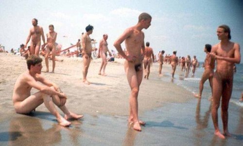 cnbseen:Chatting on a crowded beach.