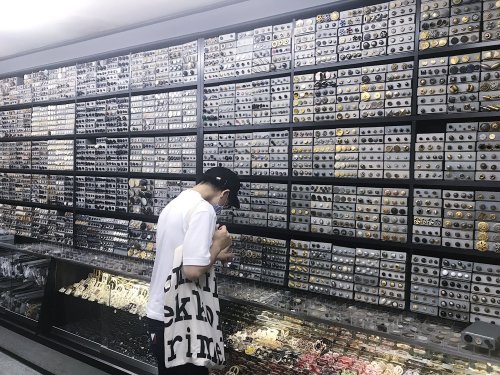 帽子屋さんはTwitterを使っています 京都市役所の近くにあるボタン屋さん、80歳のおじいちゃんが何十年もかけて世界中から集めた100万個以上のボタンに囲まれた最高の空間で、ピアスにしたいかわいいボ