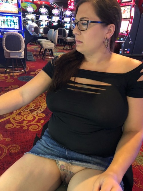 hotwife8477:  Playing the slots while showing mine off😂😂