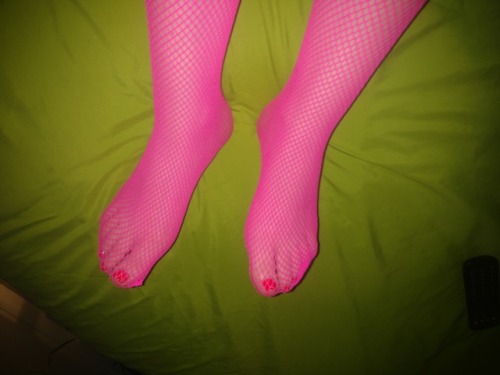 bghduok357g:Sweet pink toes Delicious!