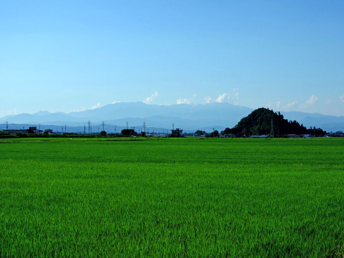 梅雨明けの飯豊連峰　大日岳（左），飯豊本山（右）　会津美里町よりIide Range at high summer from the southeast, with rice paddies in f