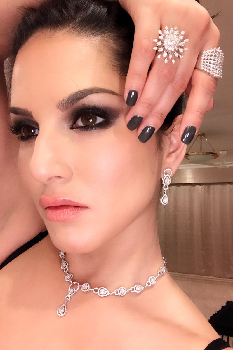 beautifulindiangirls:  Sunny Leone   ENJOY. 😆.http://pt2391.tumblr.comTHANKS