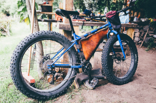 whileoutriding:Leather, hand stitched framebag, seen on a rather special farm in Ecuador. Its owne