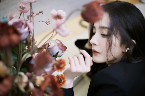 Chinese actress Yang Mi in black pantyhose.杨幂