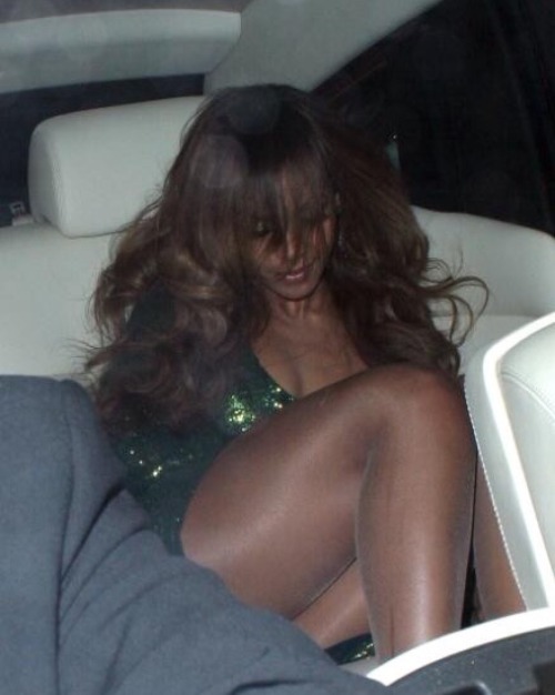 pussylipgloss: popculturediedin2009: Beyonce leaving a nightclub in London, September 2006 the place